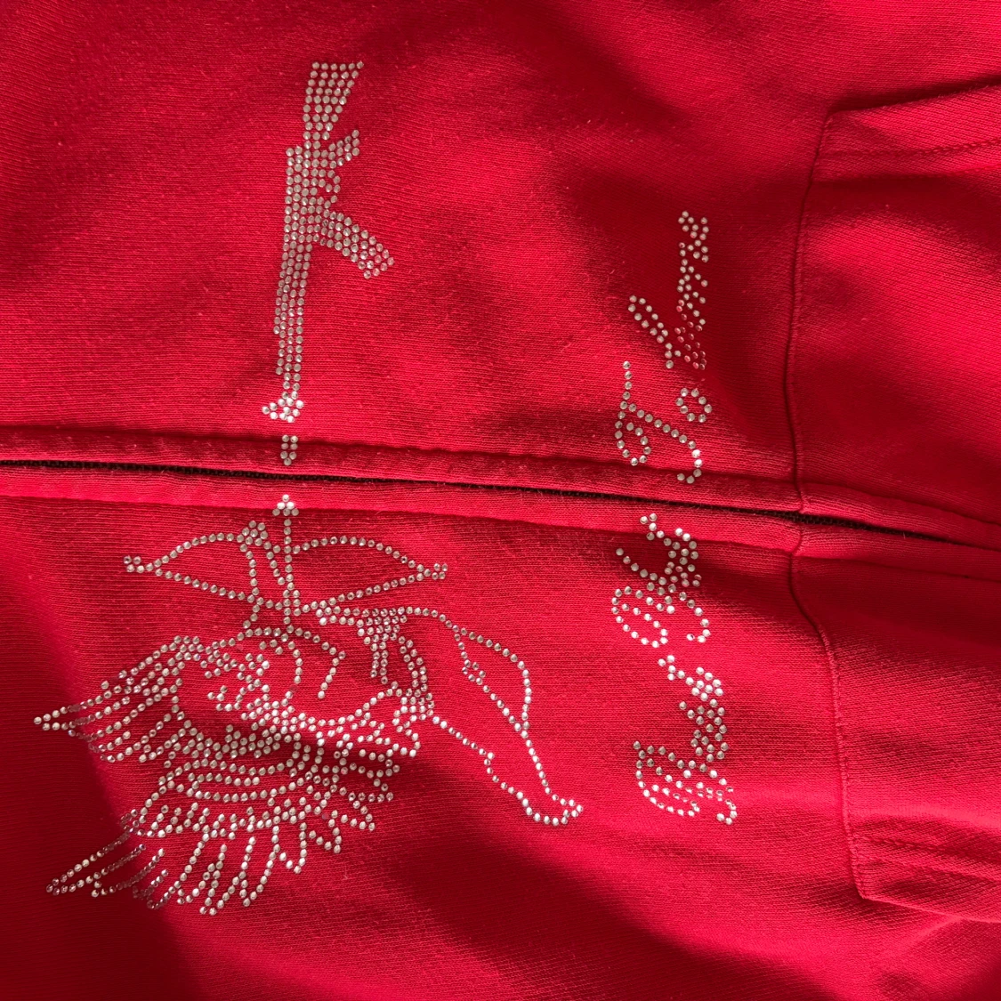 Röd hoodie med strassmotiv och dragkedja - 1