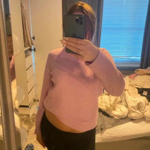 Ljusrosa stickad tröja från Vera Moda - Supermysig ljusrosa stickad tröja från Vera Moda med rund halsringning och långa ärmar. Perfekt för att hålla sig varm och ändå se söt ut. Tröjan har en enkel och clean look som passar till allt.