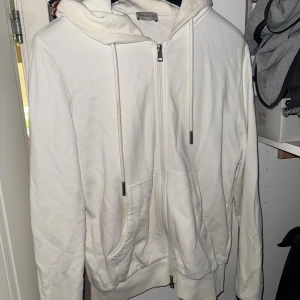 Vit hoodie från Moncler med dragkedja - Tröjan har några fläckar som säkert går bort i tvätten om man verkligen försöker därför anser jag att den är 6.5/10.