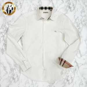 Burberry Skjorta S - Vit Burberry skjorta i storlek S i nästintill nyskick. Skjortan är självklart äkta. Är du osäker på äkthet hänvisar jag gärna till bra källor/guider. Tveka inte på att höra av dig för fler frågor eller vid minsta fundering! Skick: 9,5/10