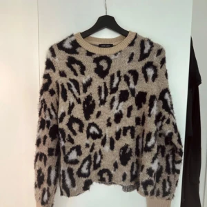 Stickad leopardmönstrad tröja - Stickad leopardmönstrad tröja i mycket bra skick, avklippt för att fả den kortare (se bild)🤍🫶🏽
