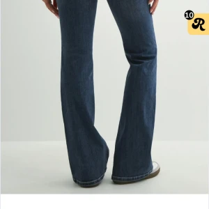 Nelly jeans strl32 - Populära jeans från Nelly i köpta i våras. Har en mindre slitning längst ner där bak då jag ’gått upp’ dem lite. Annars som nya. Nypris 699kr. Mitt pris 400kr. Strl 32
