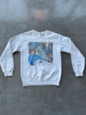 Vit tröja  - En riktigt fet tröja med ett riktigt fett tryck. Jag gjorde denna tröjan själv så det finns typ inget märke. Skriv om ni har funderingar. Använt fåtal gånger.