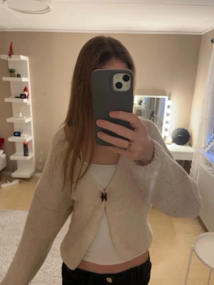 Beige stickad kofta från Lindex - beige stickad kofta från Lindex i storlek XS/S. Super fin kofta ❣️❣️