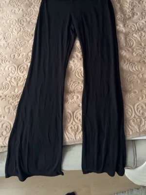 Svarta Yogapants från lager 157 - Säljer ett par svarta yoga pants från lager 157. Använt en gång stretchiga och sköna 
