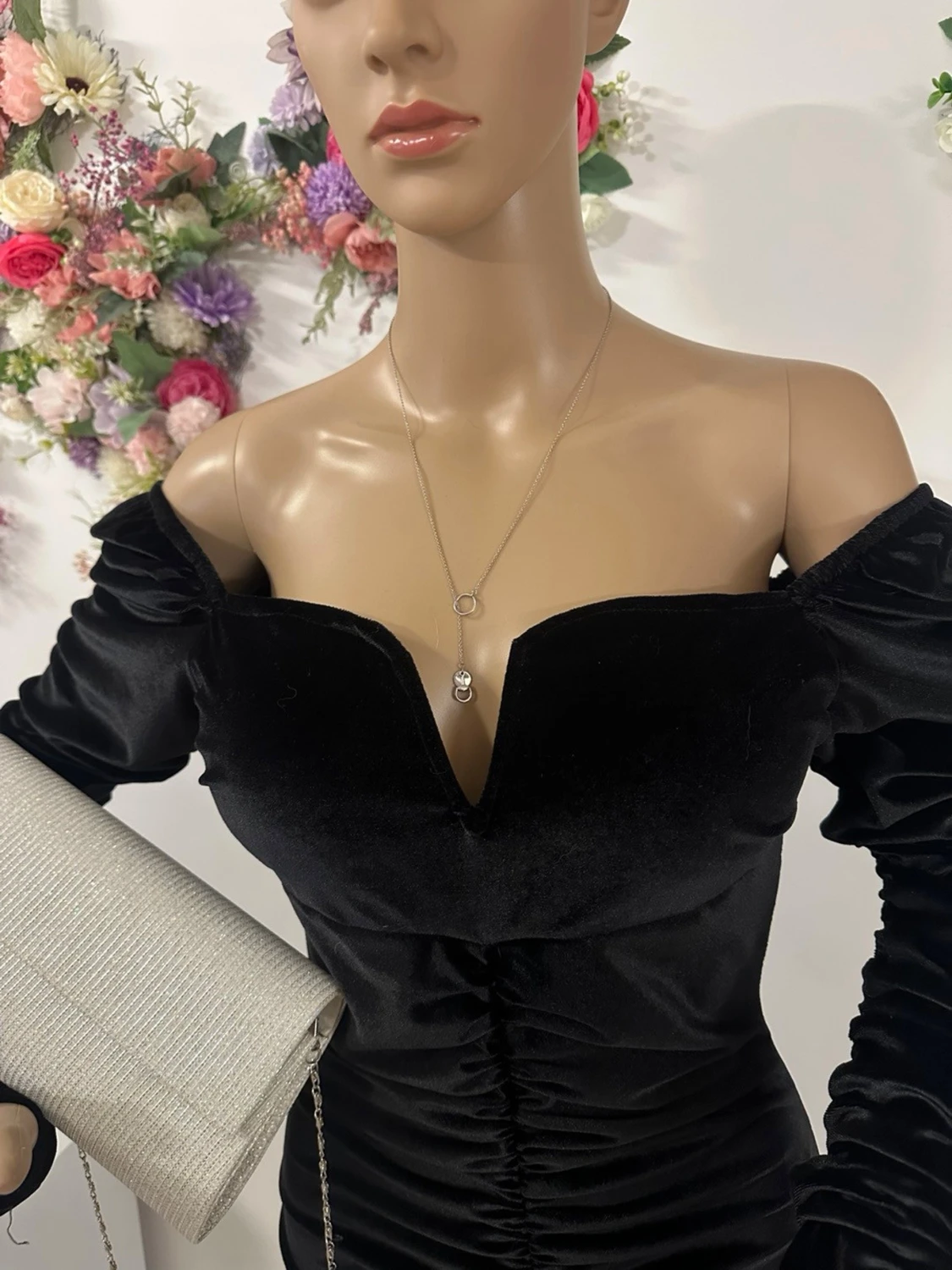 Svart sammetsklänning med v-ringning - 3