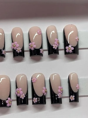 ✨Handgjorda lösnaglar✨ - Svarta lösnaglar med 3D-blommor. Skriv gärna vid önskemål, frågor eller beställningar. Pris kan diskuteras!💖