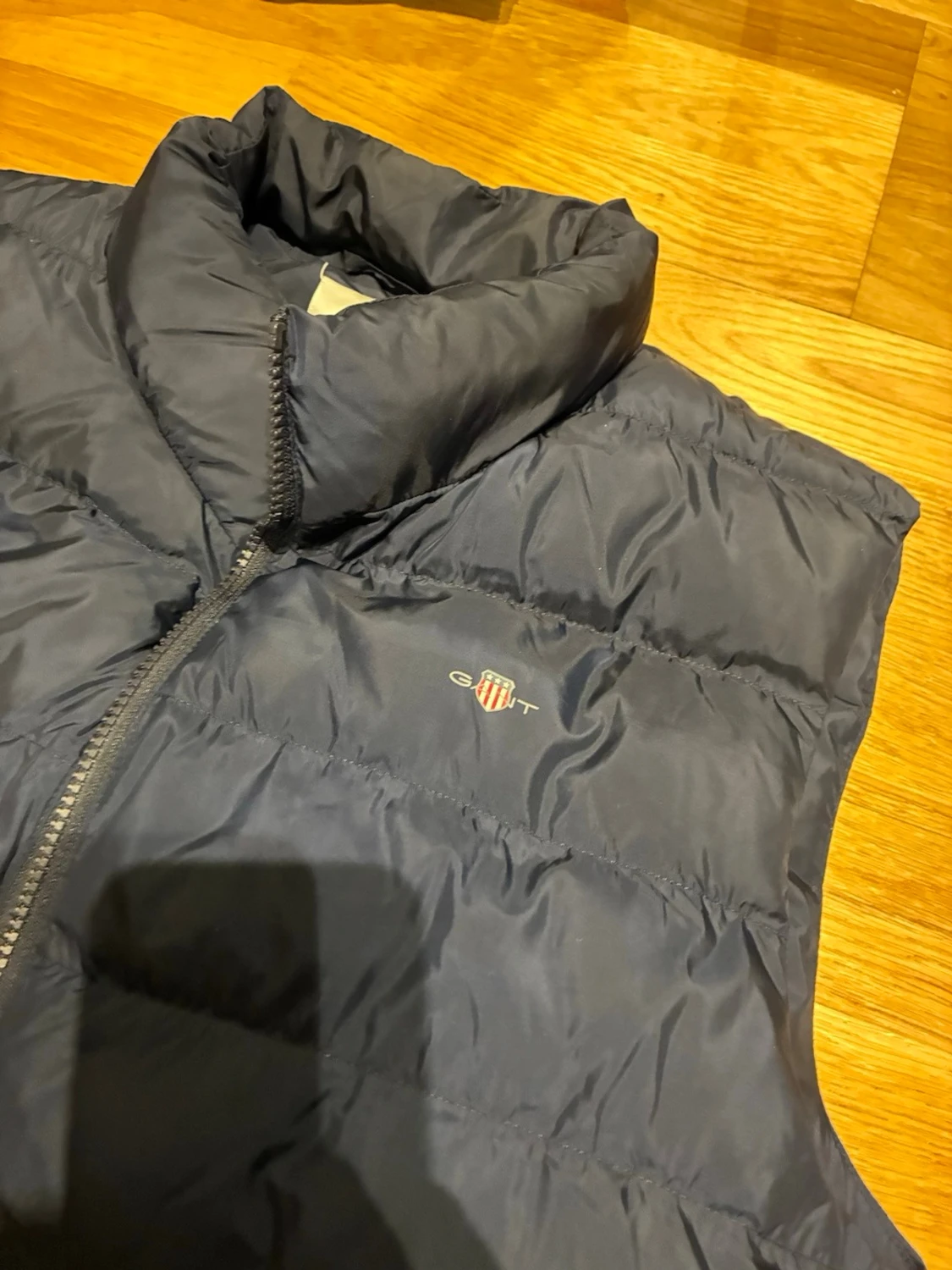 Mörkblå dunväst från GANT - 1