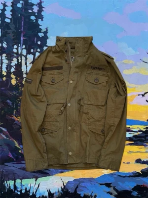 Superdry Fieldjacka  - Riktigt snygg och hållbar field jacka från Superdry, jackan är i ett mycket bra skick och storleken är S men hade sagt att det är M. Jackan är perfekt för både en kalla dag på våren eller en varmare vinter dag.  Om du är intresserad så hör av dig ! 😀