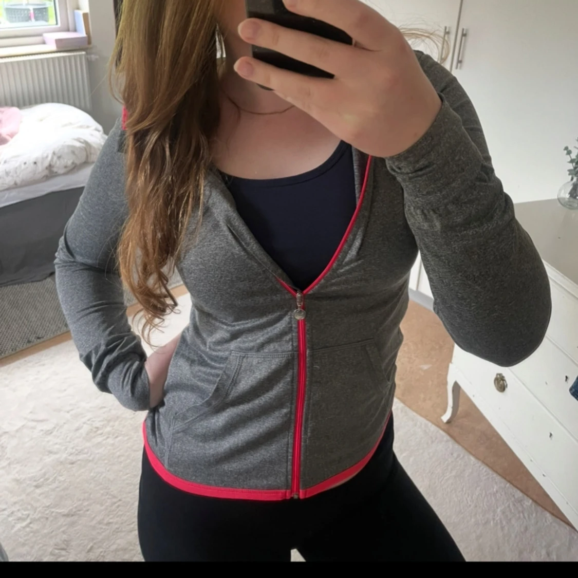 Grå träningströja med luva - 1