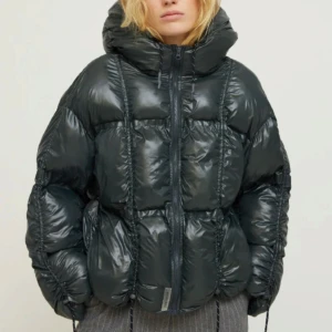 Hosbjerg Paris Puffer - Säljer en grön pufferjacka med huva från Hosbjerg!  Köptes för 3100kr💚                                                              Jackan har en glansig yta och dragsko-detaljer för justerbar passform. Den är långärmad och har en dragkedja framtill. Supermysig, snygg och varm! 