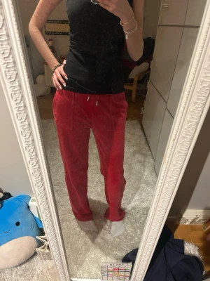 Röda juicy couture byxor - Säljer mina juicy byxor för jag inte använder de lika ofta. 