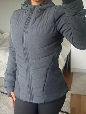 Gymshark Jacka 🩶 - Grå jacka från Gymshark, storlek XS. Kan användas både som träningsjacka och till vardags :) Smått nopprig här och var. Övrigt bra skick <3