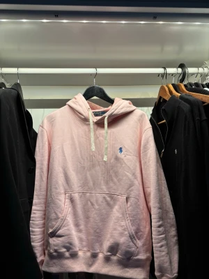 Råsa polo Ralph lauren hoodie  - En mycket fin och sparsam använd polo hoodie som är i färgen råsa storlek s inga skador eller liknande. Skriv gärna vid frågor 🤗
