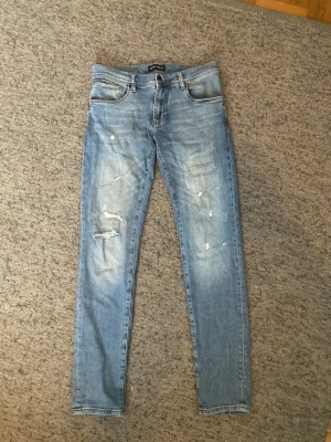 Anthony Morata jeans - Anthony Morata jeans, dom sitter som slim fit, okänt vilket modell de är, snygga slitningar och jeansen är i bra skick. Storlek: W30 L32. Bara att skriva vid funderingar!