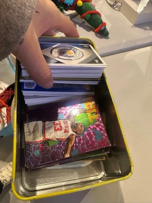 Forboll & basket kort - Bilderna visar samlingar av sportkort, främst fotboll och basket, i olika färger och mönster. Unika och rare, 1 kostar 10 sen kan vi diskutera priset beroende på vilket kort osv