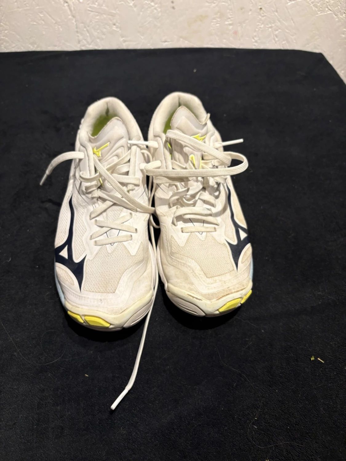 Vita Mizuno sneakers med färgdetaljer