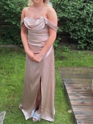 Bal klänning - Ur snygg balklänning från fashion nova använd 1 gång 🩷strl xs/s ,är ca 165-168 cm i klackarna på första bilden för referens 