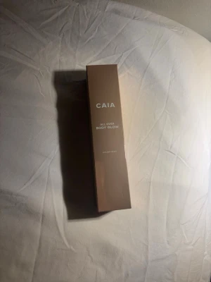 CAIA All Over Body Glow Golden Beam - Säljer en CAIA All Over Body Glow i färgen Golden Beam. Pump funktion, 150 ml. Endast prövad en gång