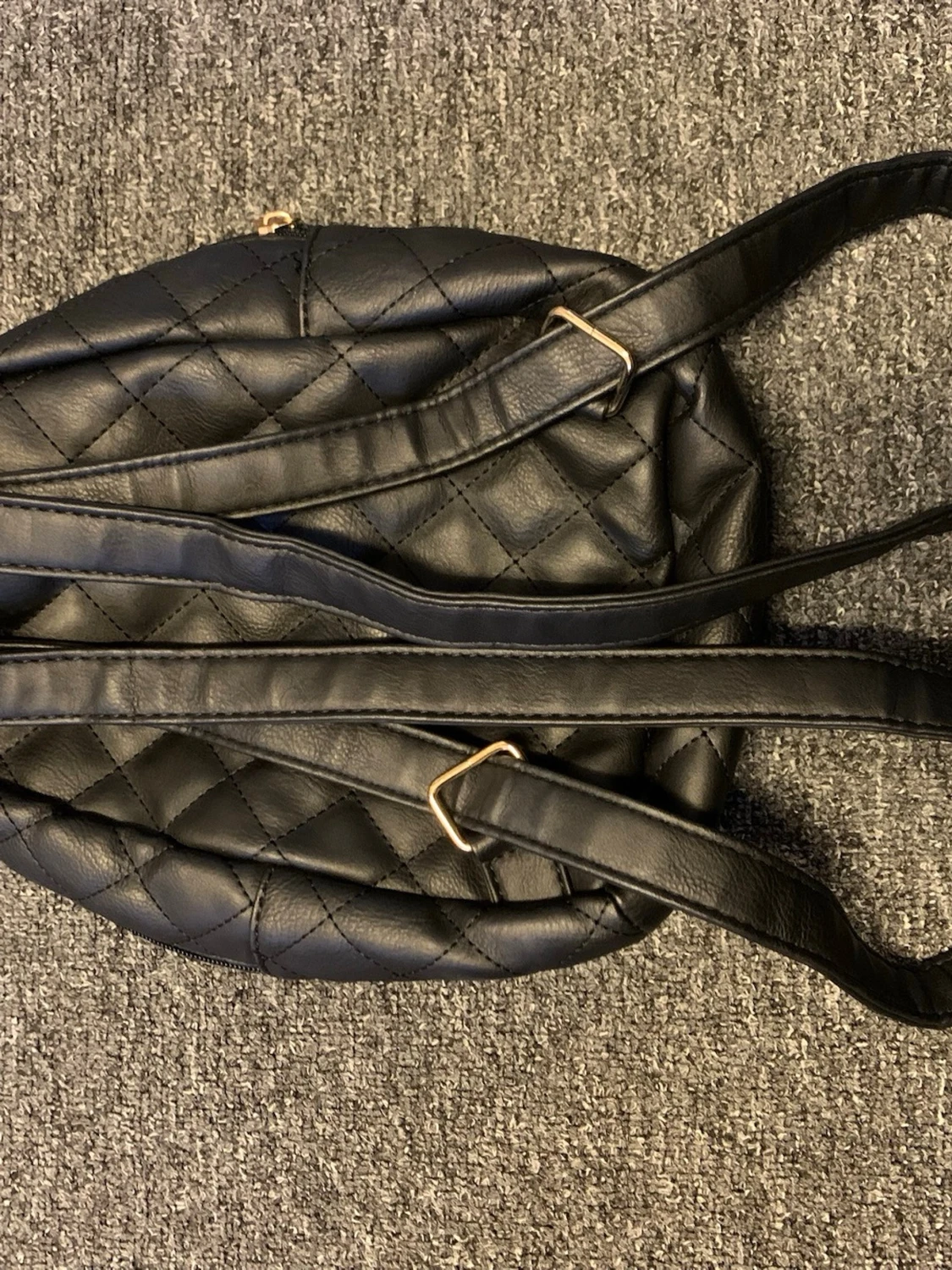 Svart quiltad mini ryggsäck med gulddetaljer - 1