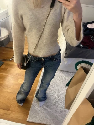💕Svart axelväska med guldiga detaljer från H&M💕 - Säljer en svart axelväska från H&M med oval form och guldig kedja och en guldig dragkedja som går att stänga väskan med. Säljer för att jag ej använder den.💖