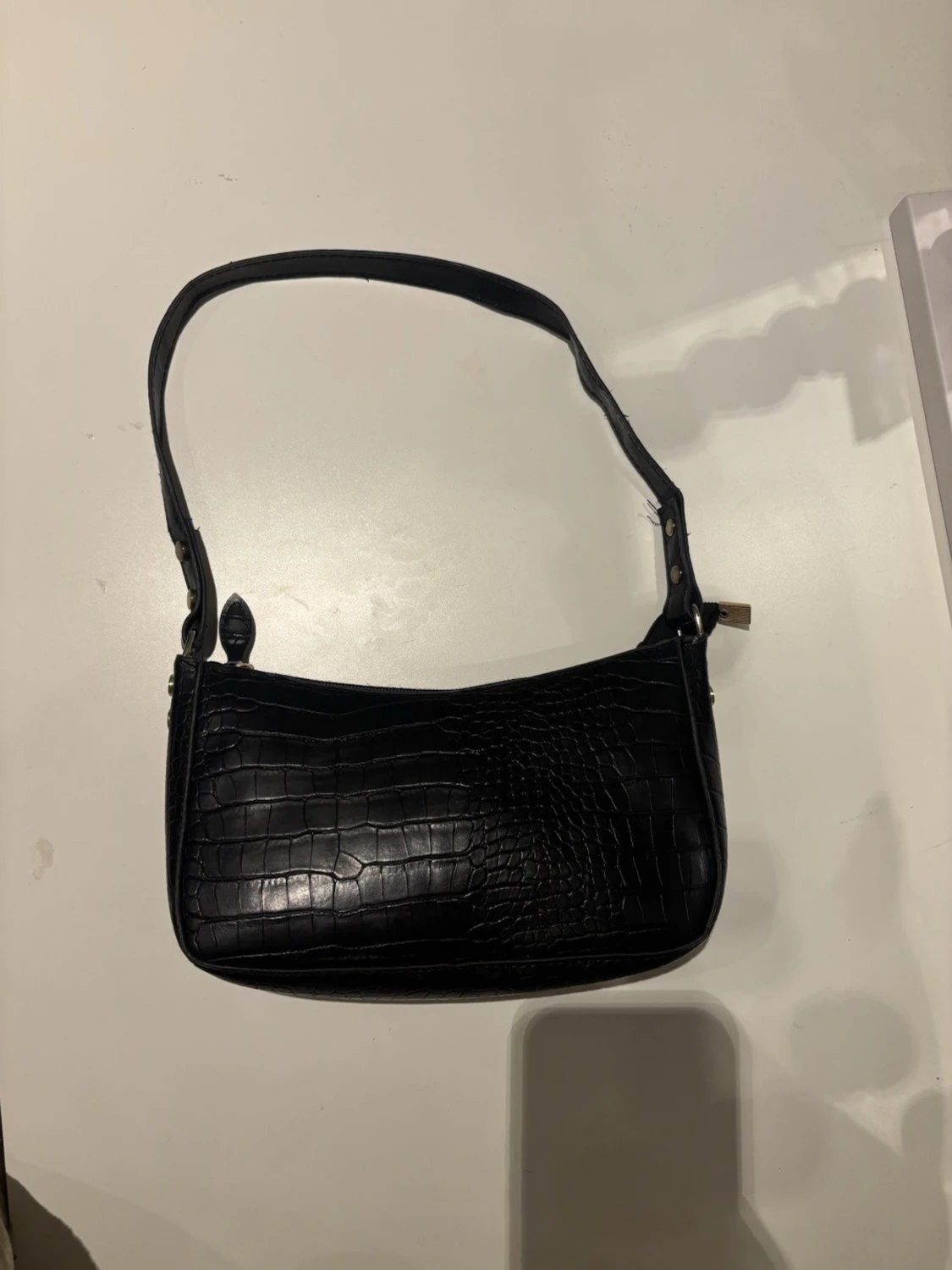 Svart axelväska i croco-mönstrat skinn - 1