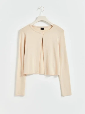 Beige kofta från Gina Tricot - Säljer en stilren beige kofta från Gina Tricot med rund halsringning och en knapp framtill. Koftan är croppad och har långa ärmar, perfekt att slänga över en topp. Materialet är mjukt och känns skönt mot huden.