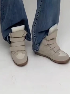 Beige sneakers med kardborreband - Oanvända. För liten strl för mig. 