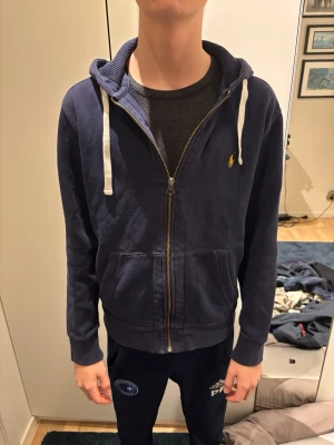 Marin blå zip hoodie  - En unik zip hoodie som du kan ha på dig dagligen och är väldigt skön