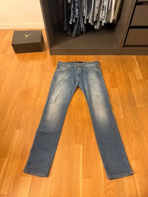 Replay ljusblå jeans straight fit - Säljer ett par riktigt grisch ljusblå Replay Anbass slim fit som är i väldigt bra skick. Dessa jeans är verkligen nyckeln till ditt crush hjärta❤️. Storleken är W33 L32. Bara att skriva för fler bilder🤗