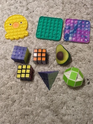 Fidget toys - Olika fidget-leksaker och Rubikskuber. Väldigt bra skick. Grön-vita pinnen har en liten tuschpennafläck som säkert går bort med vatten och tvål. Kan köpas styck, skriv till mig för pris. Alla tillsammans kostar 50 kr