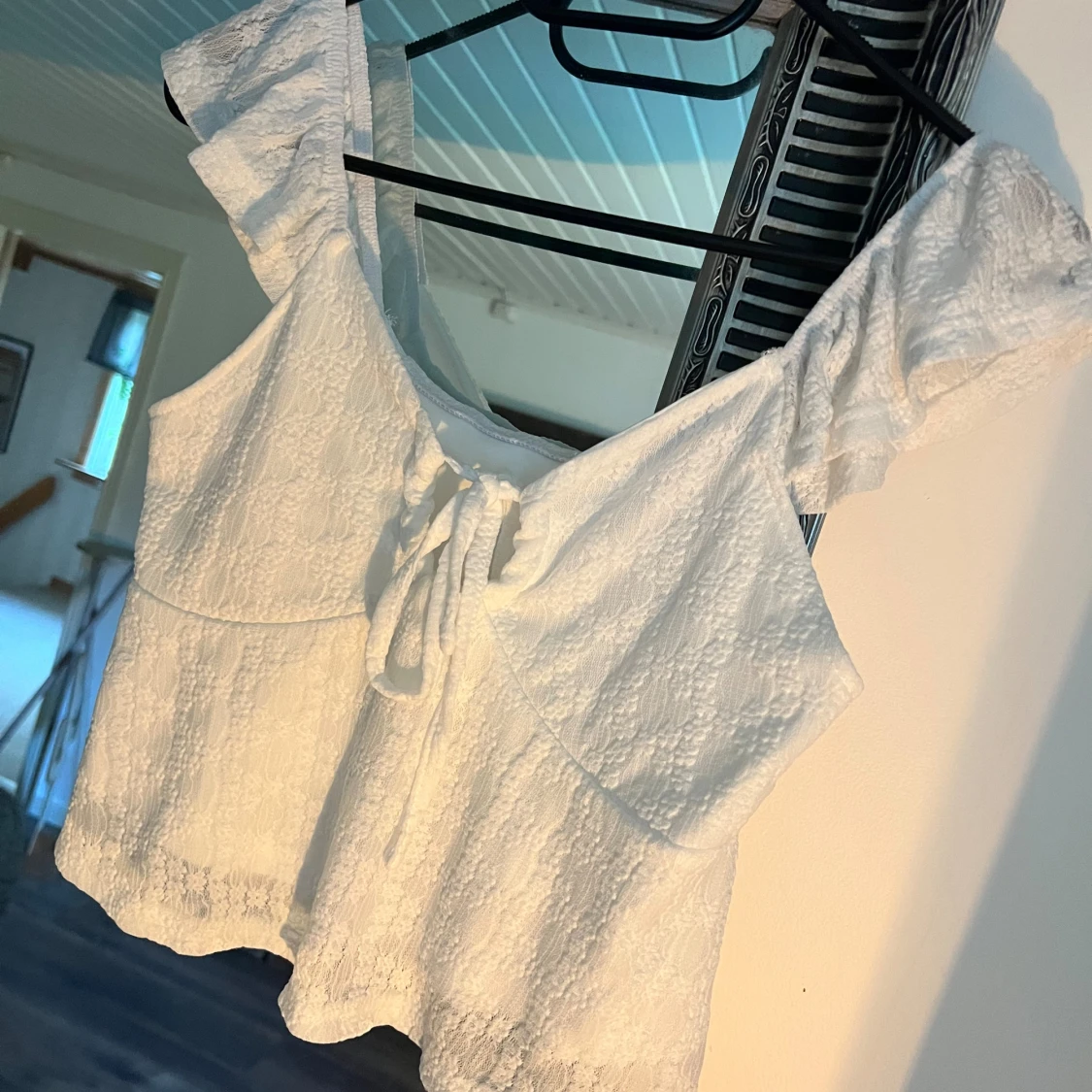 Vit topp med volangdetaljer