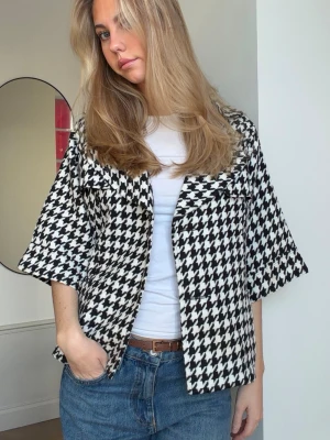 Trekvarts kappa - Så fin med kortare ärm! Saknar knapp men går att sy på en egen, eller ha den öppen mer som en kofta!!🤍🙌🏻