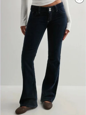 Mörkblå bootcut jeans ribbade - Super snygga low waist ribbade jeans, helt nya och lapp finns kvar!  Blev fel storlek därför säljer jag dom.  De bara skriva om ni vill ha fler bilder på dom💕