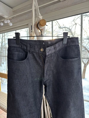 Vintage jeans - Ett par sjukt snygga vintage jeans med en svart/mörkblå färg. Passformen är rak men också lite smått bootcut och en mellanlåg midja. De sitter väldigt snyggt över rumpan och har totalt 5 fickor. Storlek 30, 32