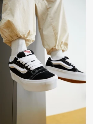 Vans Old Skool Platform svart/vit - Säljer ett par Vans Old Skool Platform i svart mocka och vitt skinn med klassisk vit sidostripe. Skorna har tjock vit plattformssula, vita snören och kontrastsömmar. Ikonisk Vans-logga på plösen och hälen. Perfekta för dig som vill ha lite extra höjd och streetstyle. Ordinerade pris 1058 Sek fast säljer för 900kr ist