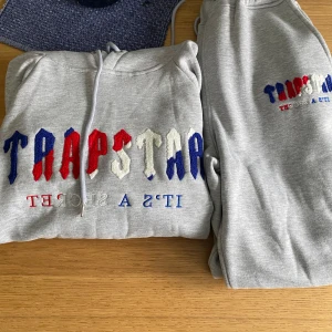 Trapstar tracksuit - Hej, har nu tröttnat på min tracksuit. Både byxor och hoodie är i mycket bra skit. De har användas enstaka gånger. Vid frågor eller liknande skicka meddelande!