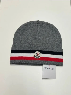 Grå Moncler mössa - Fri frakt