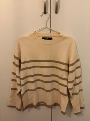 Vero Moda  - Stickad långärmad tröja med slits på vardera sidor på nederdelen