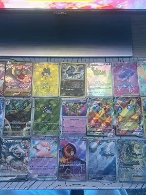 28 Pokémon kort alla riktiga  - Bilderna visar en samling Pokémonkort i olika färger och motiv, men ingen väst finns med på någon av bilderna.