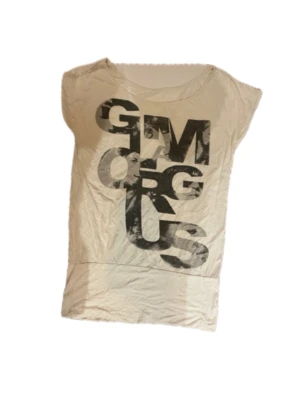 Y2K tröja  - En jätte cool tröja som är kroppad nere och lite lösare över! Jätte skön och cool! 