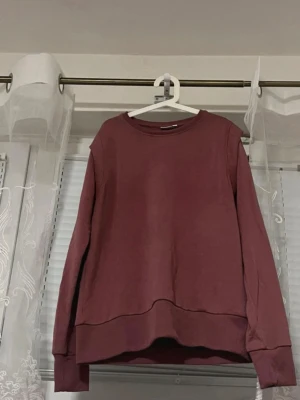Name It Burgundy Sweatshirt - Stylish and comfortable sweatshirt from Name It in a beautiful burgundy/mauve color. Soft fabric, classic crew neck and relaxed fit – perfect for everyday wear, school or casual outfits. ✔ Good used condition ✔ No stains or holes ✔ Size: 13–14 years / 158–164 cm ✔ Brand: Name It Smoke-free home. Feel free to message me if you have any questions 🌸 #nameit #sweatshirt #kidswear #teenwear #unisex #burgundy #casualwear #comfortable #autumnoutfit #winterwear #size158 #size164 #youthfashion