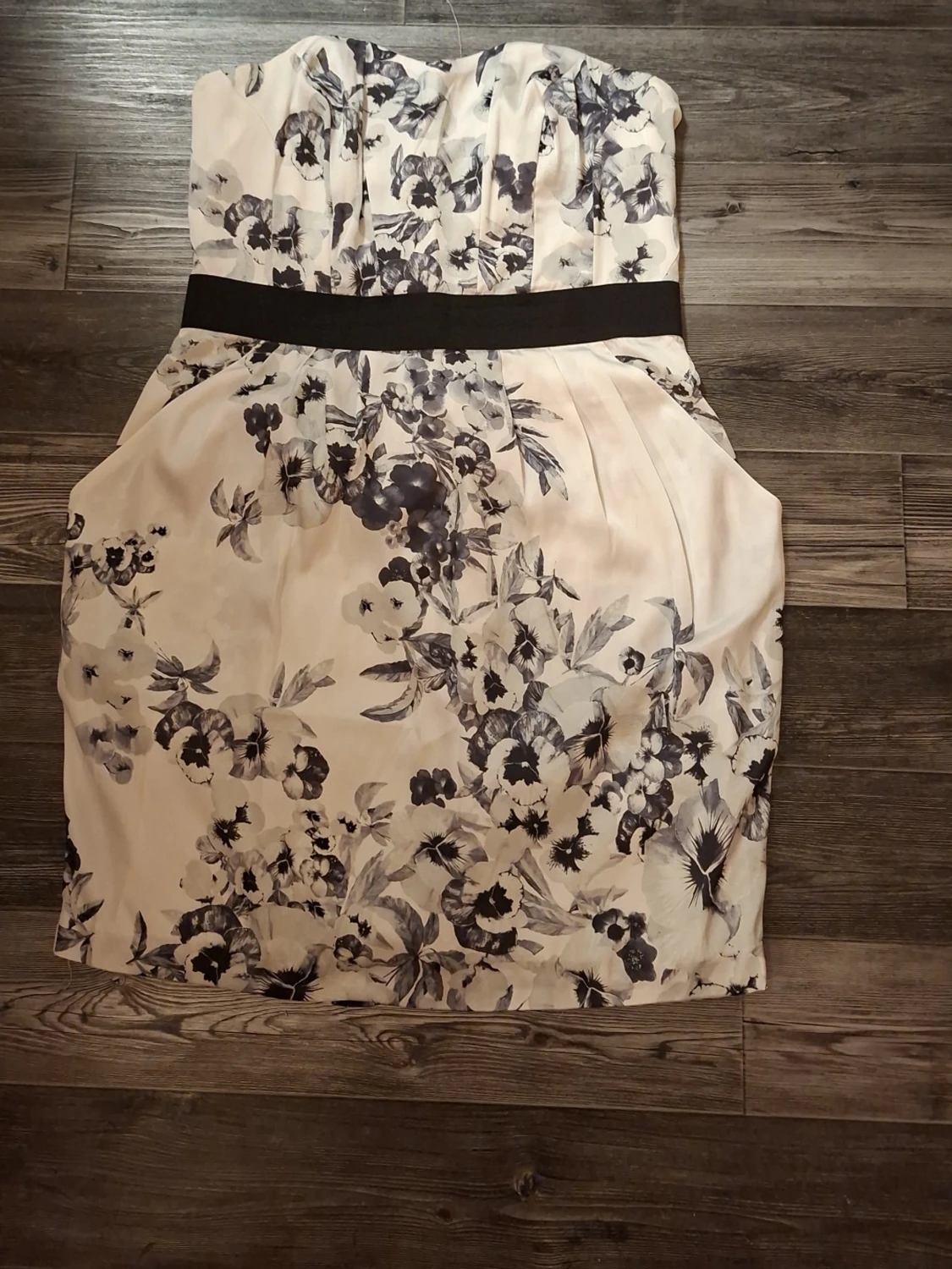 Blommig axelbandslös kortklänning