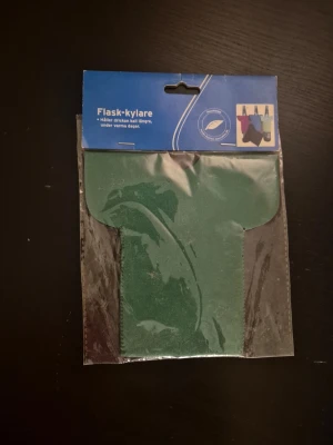 Grön flaskkylare - En grön flaskkylare som håller drycken kall