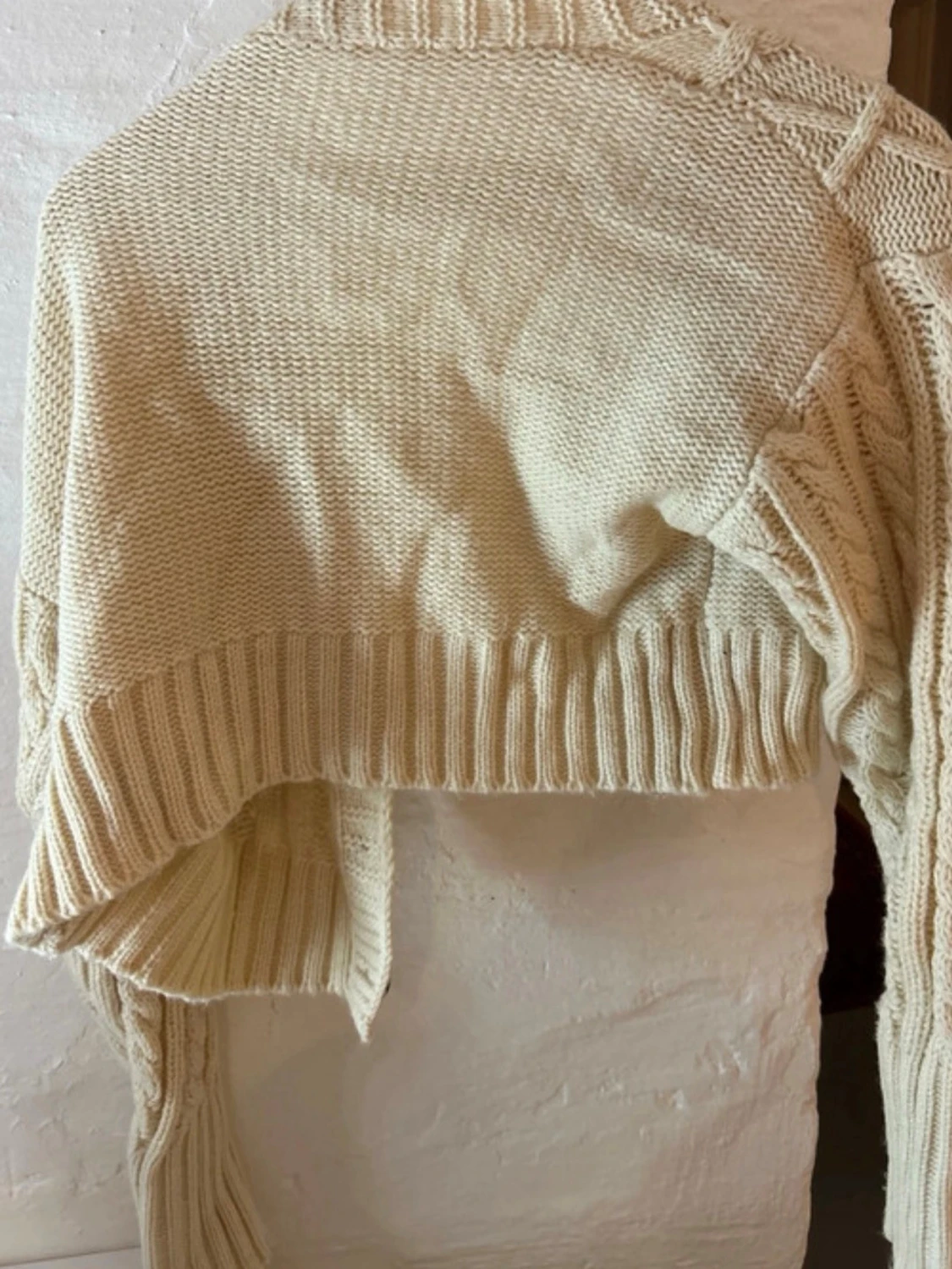 Beige croppad stickad kofta - 2