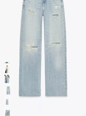 Ljusblå wide ripped jeans - Säljer ett par ljusblå jeans med breda ben och slitna detaljer framtill och baktill. Jeansen har råa kanter vid bensluten och är från Zara. Materialet är klassisk denim i bomull. Dem är helt oanvända led prislappen kvar. Säljer dem för att det är fel storlek🩷