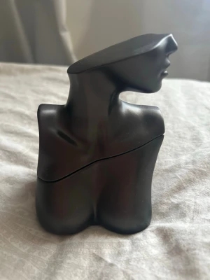 Eilish No. 2 av Billie Eilish - Eilish No. 2 parfym. En unik parfym, skulptural formad flaska. I stort sätt oanvänd så den är nästan helt full.