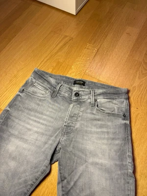 Grå jeans Jack & Jones - Grå jeans från Jack & Jones. Storlek 31x32 slimfit. Skick 9/10
