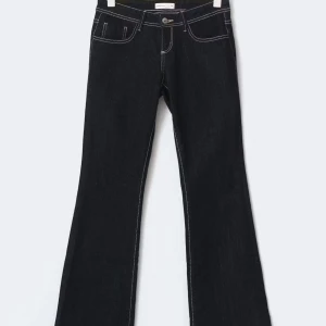 Lågmidjade mörkblå jeans från Gina Tricot - Säljer mina mörkblå väldigt lågmidjade jeans från Gina tricot i storlek 32. Dem har vita sömmar som detaljer och är väldigt stretchiga vid låren. Jag är ish 170 och de passar mig i längden💞