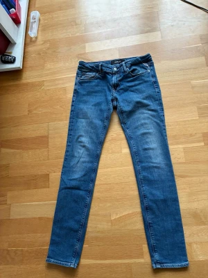  Blå Replay jeans  - Super bra skick och väldigt bra pris. Priset kan diskuteras. Riktiga grisch jeans. St L30 och W 28